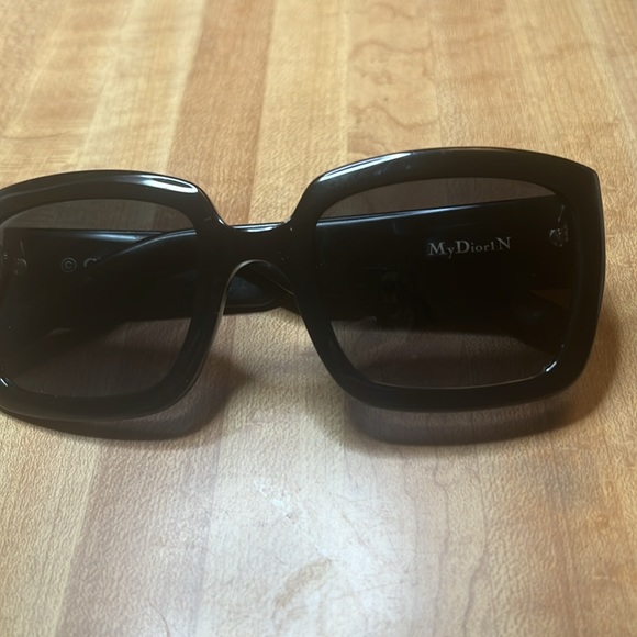 Dior woman’s sunglasses- with quilted arms main image 8